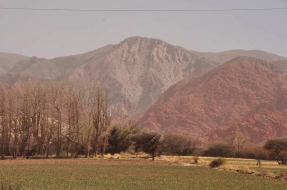 Montanhas coloridas em estrada que atravessa a Quebrada de Humahuaca - Argentina